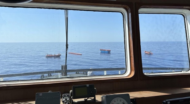 Migranti, nave Open arms in navigazione verso Brindisi: a bordo 300 persone, tra cui donne incinte