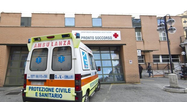 Roma, maxi scontro tra auto, Ncc e taxi: 4 feriti, grave un turista americano