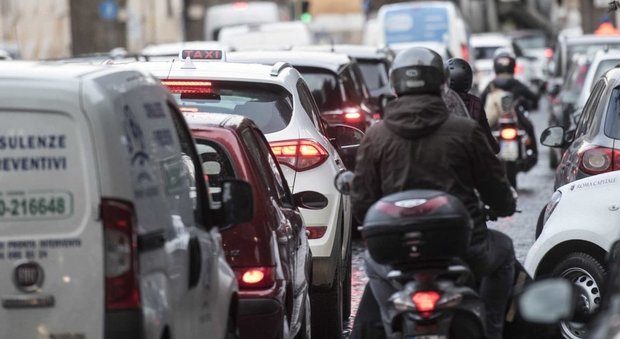 Roma, traffico in tilt sul Gra: strade bloccate anche dalla pioggia