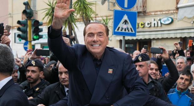 Silvio Berlusconi a L'Aquila dopo il suo annuncio del ritorno in politica