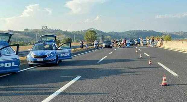 Roma, il poliziotto investito in autostrada è «in condizioni critiche»: operato al cervello, ore decisive