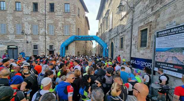 La carica dei 500 atleti della 360°Assicura-Trail «Città di Pietro» tra centro storico e percorso montano