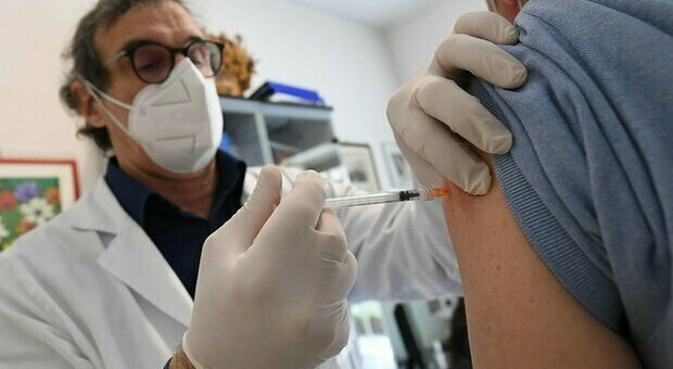 Vaccino, quarta dose in sei Paesi: dalla Germania alla Danimarca. Il virologo: «Dubbi sull'efficacia»