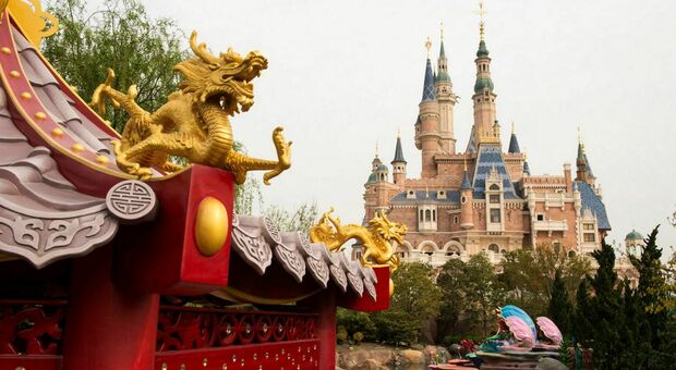 Covid, Disney chiude il maxi-parco di Shangai: solo 2.000 contagi in tutto il Paese, ma allerta alle stelle