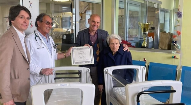 Viterbo, la famiglia Basili dona due culle neonatali al reparto di Pediatria di Belcolle nel ricordo di Maria e Silvia