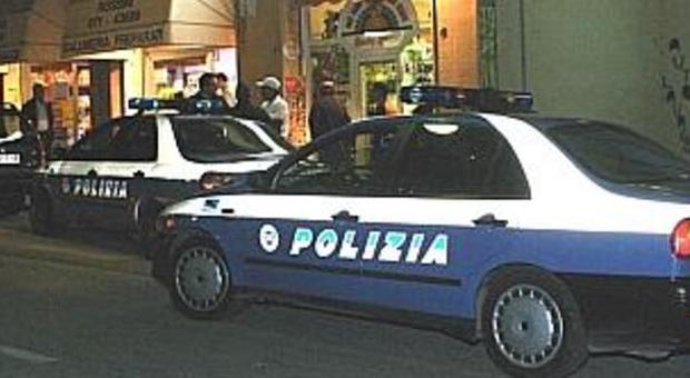 Ancona, giovane ubriaca in strada aggredisce gli agenti con il telefonino
