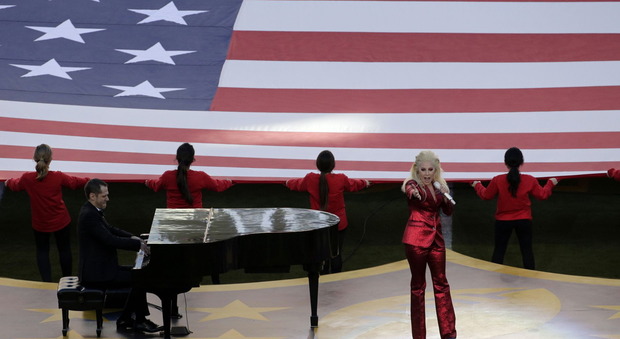 Superbowl, Lady Gaga "indossa" la bandiera Usa e canta l'inno