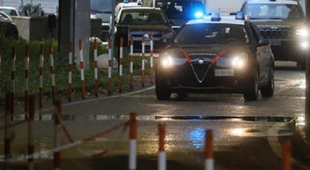 Carabinieri scortano auto del marito con moglie vicino al parto