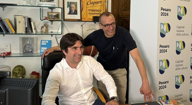 Biancani sulla scrivania dell'ex sindaco Ricci