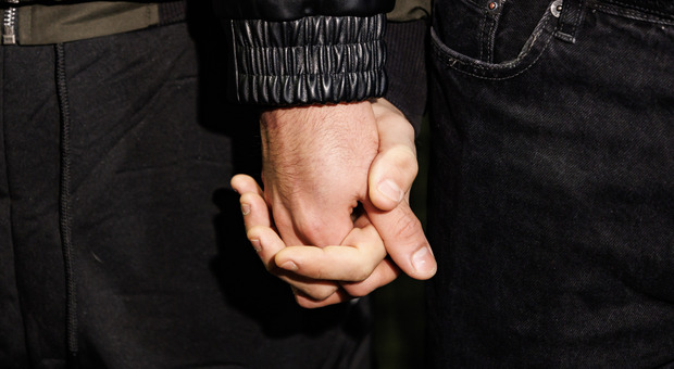 Coppia gay aggredita da 10 ragazzi a in centro a Roma, secondo caso in pochi giorni: «Eravamo a braccetto, siamo sconvolti»