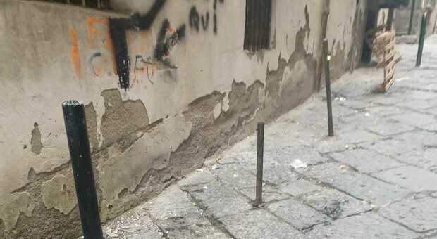 Quartieri spagnoli a Napoli, rimossi paletti e catene abusive