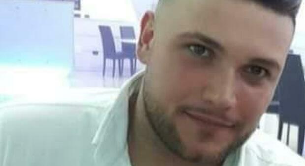 Casoria, è morto Gianluca Coppola, il 27enne ferito un mese fa dall'ex della sua fidanzata