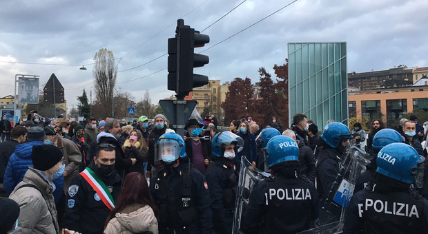 Raduno No pass a Padova oggi, gli organizzatori: «Vestiti di nero, mimetica e anfibi. Meglio se ci sono ex militari»