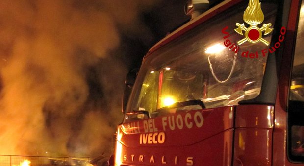 Incendio doloso in azienda agricola, distrutto un trattore: area sequestrata