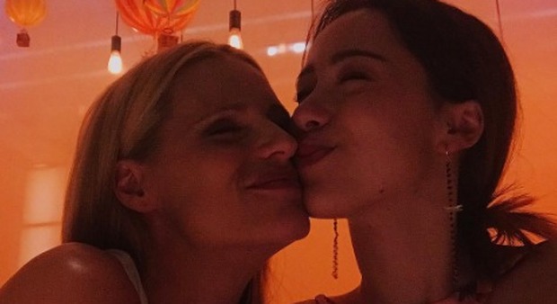 Michelle Hunziker e Aurora, il tenero bacio su Instagram fa boom di like -Guarda