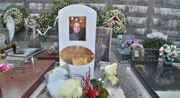 Valeria Solesin, decine di turisti francesi rendono omaggio alla tomba