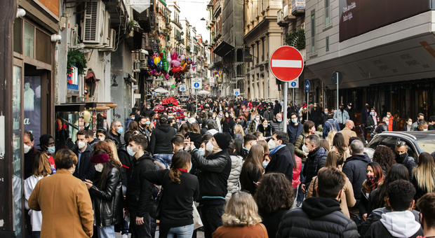 Controlli anti-Covid a Napoli: multati due baretti tra Chiaia e i Decumani