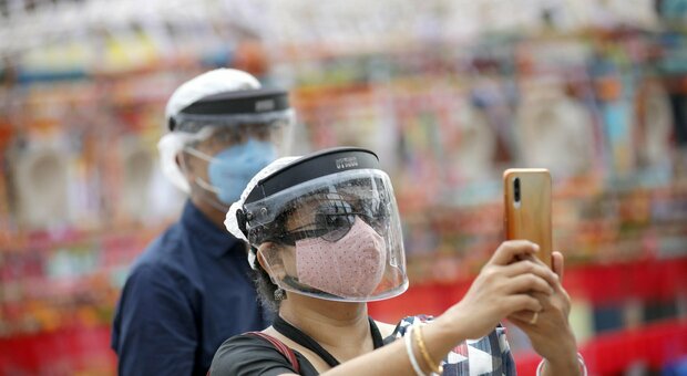 Covid, lo studio: «Indossare la mascherina riduce di 23 volte la possibilità di prendere il virus» Covid, lo studio: «Indossare la mascherina riduce di 23 volte la possibilità di prendere il virus»