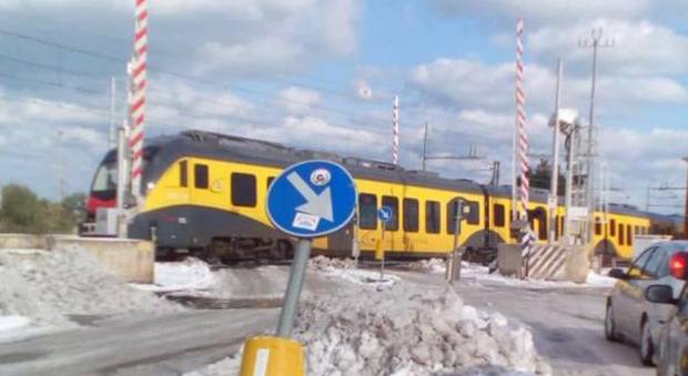 Sbarre aperte, passa il treno: nuova tragedia sfiorata sulla linea ferroviaria della morte