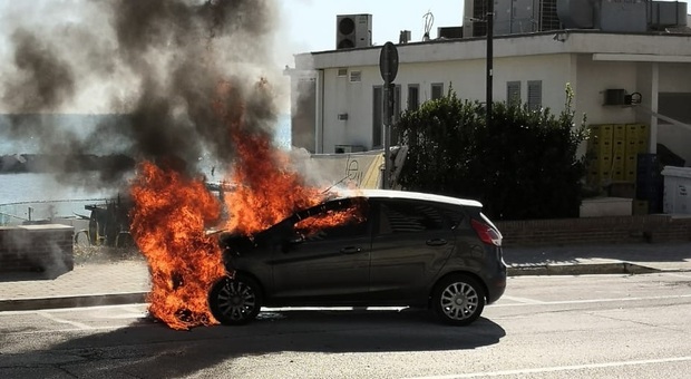 Porto San Giorgio, fumo dal cofano, incendio choc sul lungomare: due persone riescono a saltare fuori dall'auto