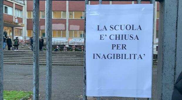 Roma, al Ruiz lezioni online per tutti ma la dad è colpa dei vandali: scuola chiusa