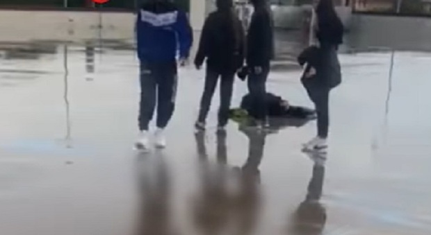 Ragazzino di 12 anni massacrato a calci e pugni dal branco senza motivo, il video sui social: «Violenza insensata»