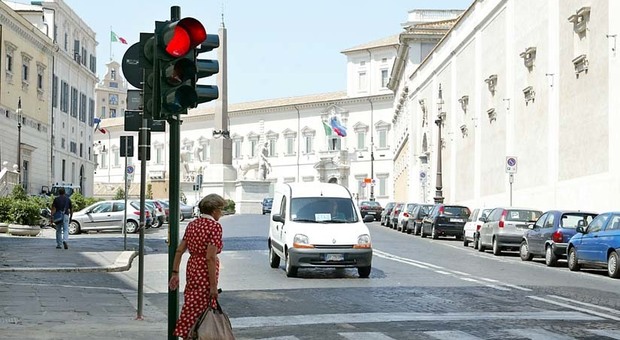 Roma, al semaforo uno su quattro ha le dita nel naso