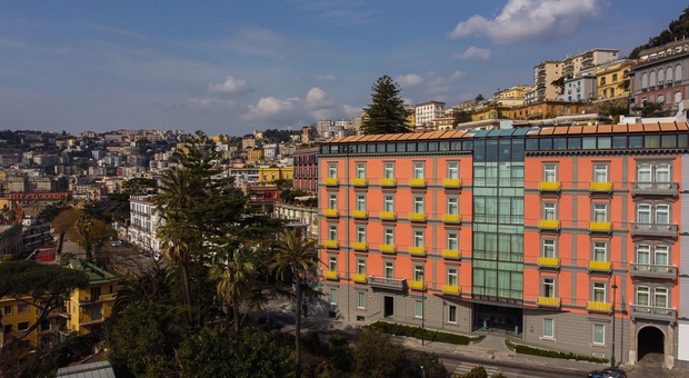 Napoli, giornata delle donne e primo anno di attività: The Britannique Naples hotel si tinge di giallo