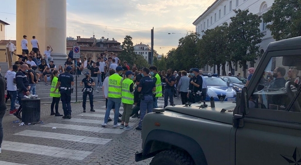Controlli della Polizia locale a Treviso in piazza Duomo