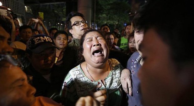Bangkok, bomba al centro commerciale: 27 morti, 4 stranieri