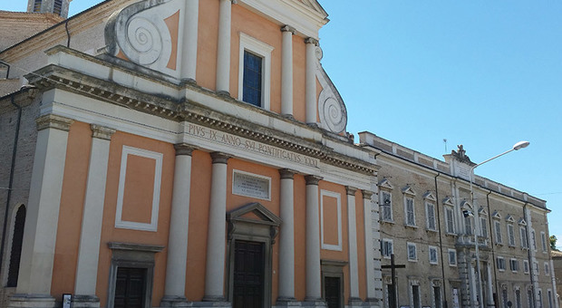 Senigallia, furti in 2 chiese e al Duomo Il ladro incastrato dalle telecamere
