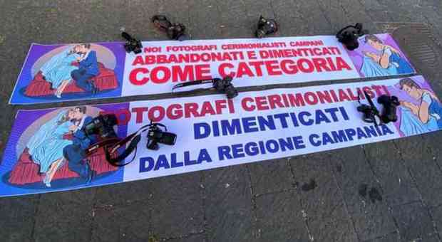 Fase 2 a Napoli, la protesta di 300 fotografi di cerimonie in crisi