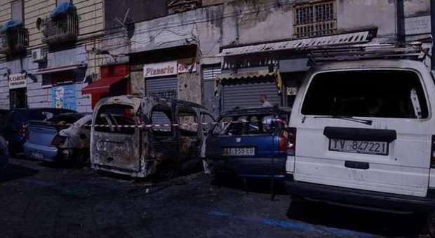 Napoli. Incendio notturno, completamente distrutte quattro auto in sosta