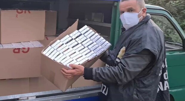 Contrabbando, sequestrati 300 chili di sigarette in un furgone nel Napoletano
