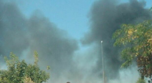 Napoli, vasto incendio vicino al campo rom di Scampia: «Danno ambientale e sanitario»