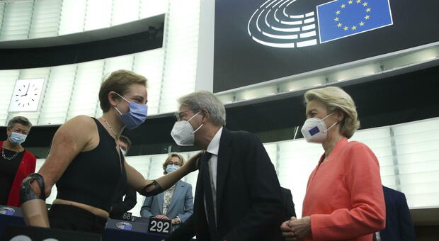 Bebe Vio da applausi, con Ursula von der Leyen al Parlamento europeo: «È lei l'anima dell'Europa e del suo futuro»