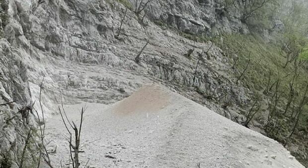 La segnalazione di un turista, sopralluogo alle gole dell'Infernaccio per il distacco di roccia di grandi dimensioni
