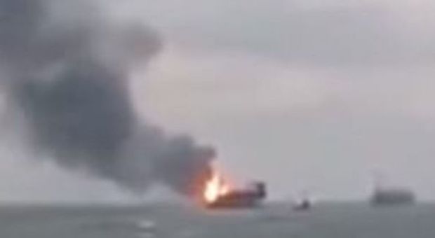 Piattaforma petrolifera in fiamme nel mar Caspio, 32 operai morti