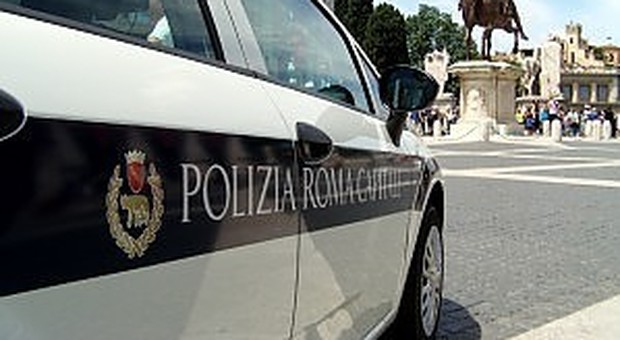 Roma, forza il posto di blocco e prova a investire i vigili: arrestato