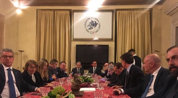 Elezioni regionali Abruzzo, la cena a palazzo Grazioli: Berlusconi chiede 7 giorni per cambiare i nomi