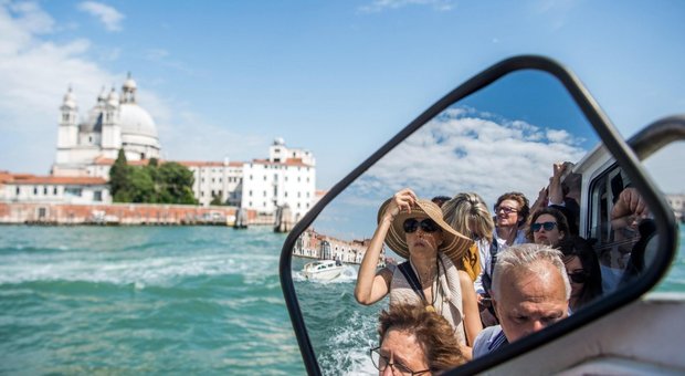 Venezia, ticket da 6 euro contro il turismo mordi e fuggi. E dal 2022 prenotazione obbligatoria