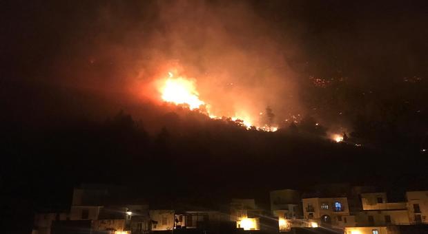Monte Saretto in fiamme: il fuoco divampa, evacuazione a Sarno