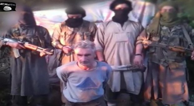 Turista decapitato dall'Isis, Francia sotto choc. Hollande: avanti con raid