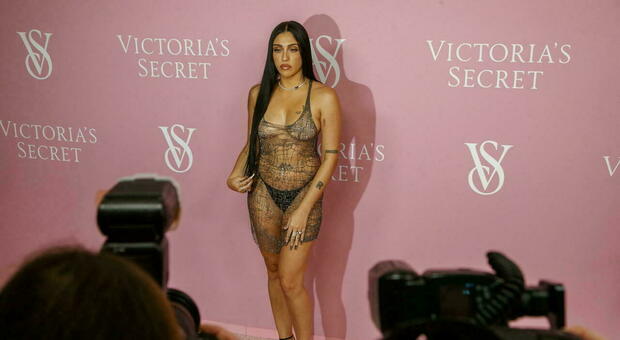 Lourdes Leon (figlia di Madonna) nuda al Victoria's Secret Tour: il vestito in metallo intrecciato non lascia nulla all'immaginazione