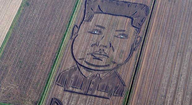 Il leader coreano Kim Jong-un in un'opera di land art: "Danger!"