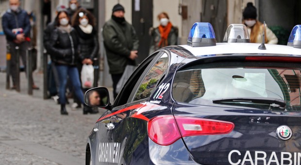 Ruba un'auto e investe un vigilantes, sperona i carabinieri: finisce in cella