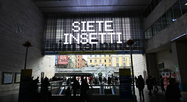 «Siete insetti», l'enorme scritta nelle stazioni a Roma e Milano. Ma è una campagna Netflix (e non un hacker)