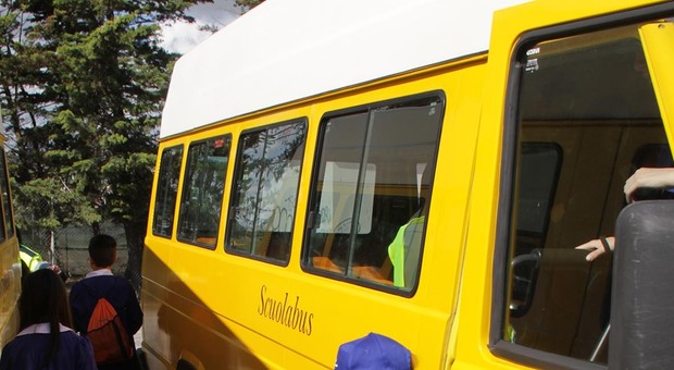 Bimbo dimenticato per 8 ore sullo scuolabus: la Procura apre un'inchiesta