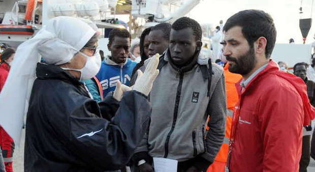 Immigrati, oltre 1.000 sbarcano al porto di Palermo