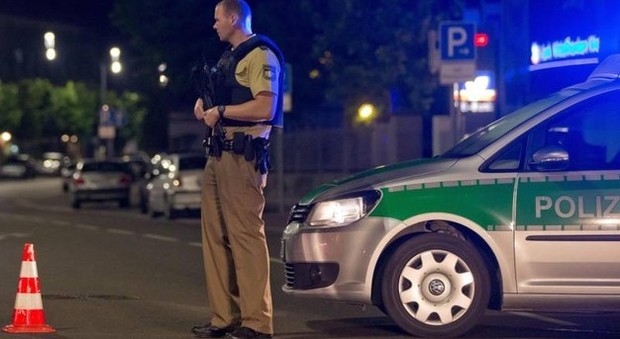 Germania, neonata chiusa in una valigia con lo scheletro di un altro bebè: arrestata la madre